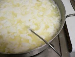 Calcined cottage cheese sa bahay: recipe, benepisyo at pinsala